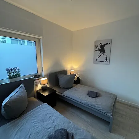 Frankfurter 21 Haus - 2 We, 2 Kuechen, 2 Baeder, 6 Sz, 19 Betten Apartmán *