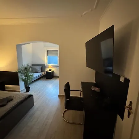 Frankfurter 21 Haus - 2 We, 2 Kuechen, 2 Baeder, 6 Sz, 19 Betten *