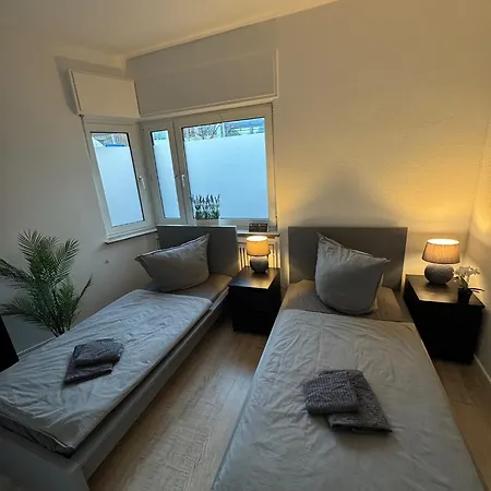 Frankfurter 21 Haus - 2 We, 2 Kuechen, 2 Baeder, 6 Sz, 19 Betten *