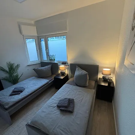 Frankfurter 21 Haus - 2 We, 2 Kuechen, 2 Baeder, 6 Sz, 19 Betten * Siegburg