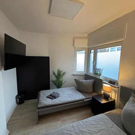 Frankfurter 21 Haus - 2 We, 2 Kuechen, 2 Baeder, 6 Sz, 19 Betten Siegburg