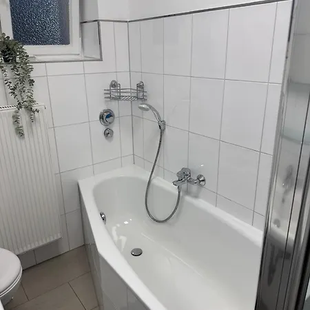 Frankfurter 21 Haus - 2 We, 2 Kuechen, 2 Baeder, 6 Sz, 19 Betten *