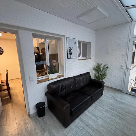 Frankfurter 21 Haus - 2 We, 2 Kuechen, 2 Baeder, 6 Sz, 19 Betten Siegburg