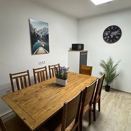 Frankfurter 21 Haus - 2 We, 2 Kuechen, 2 Baeder, 6 Sz, 19 Betten * Siegburg