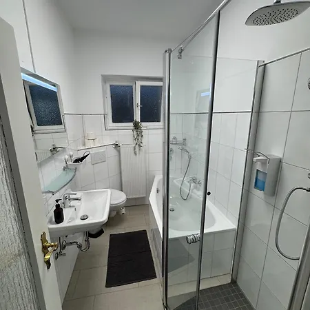 Frankfurter 21 Haus - 2 We, 2 Kuechen, 2 Baeder, 6 Sz, 19 Betten Apartmán *