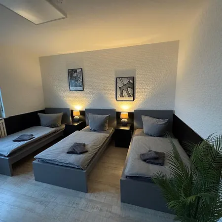 Frankfurter 21 Haus - 2 We, 2 Kuechen, 2 Baeder, 6 Sz, 19 Betten Siegburg