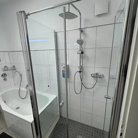 Frankfurter 21 Haus - 2 We, 2 Kuechen, 2 Baeder, 6 Sz, 19 Betten Siegburg