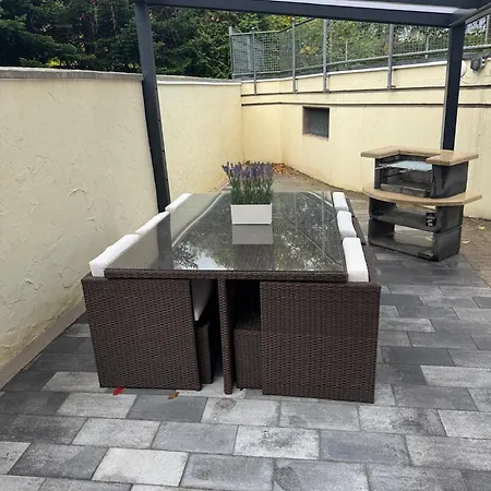 Frankfurter 21 Haus - 2 We, 2 Kuechen, 2 Baeder, 6 Sz, 19 Betten Siegburg