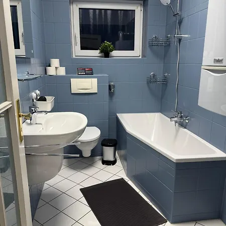 Frankfurter 21 Haus - 2 We, 2 Kuechen, 2 Baeder, 6 Sz, 19 Betten Apartmán *