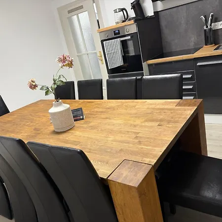 Frankfurter 21 Haus - 2 We, 2 Kuechen, 2 Baeder, 6 Sz, 19 Betten Apartmán *