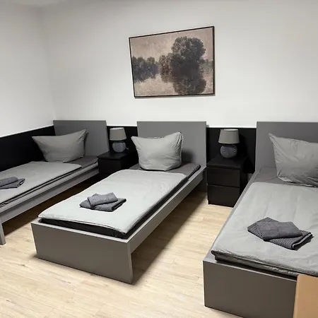 Frankfurter 21 Haus - 2 We, 2 Kuechen, 2 Baeder, 6 Sz, 19 Betten Apartmán *