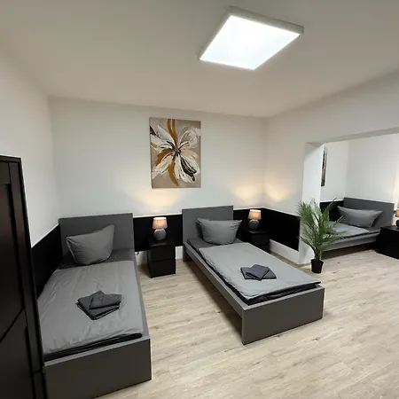 Frankfurter 21 Haus - 2 We, 2 Kuechen, 2 Baeder, 6 Sz, 19 Betten Siegburg