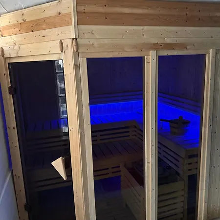 Frankfurter 21 Haus - 2 We, 2 Kuechen, 2 Baeder, 6 Sz, 19 Betten * Siegburg