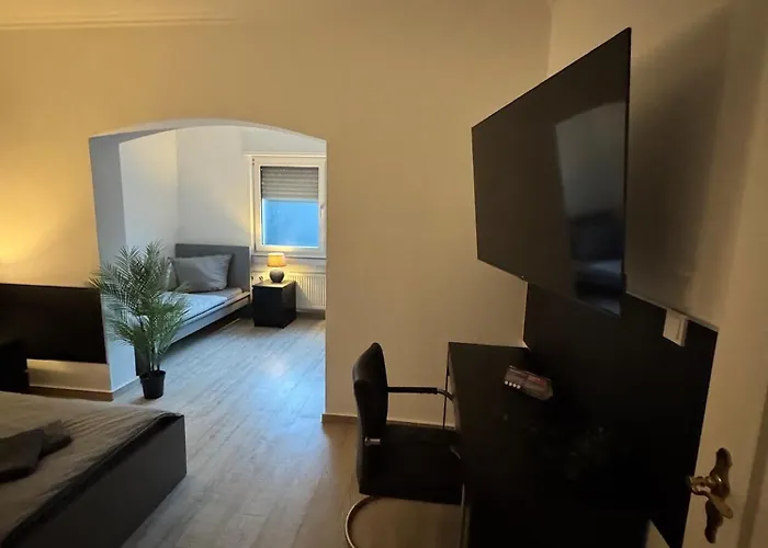 Frankfurter 21 Haus - 2 We, 2 Kuechen, 2 Baeder, 6 Sz, 19 Betten *