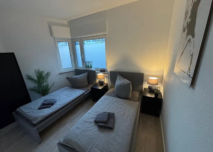 Frankfurter 21 Haus - 2 We, 2 Kuechen, 2 Baeder, 6 Sz, 19 Betten * Siegburg