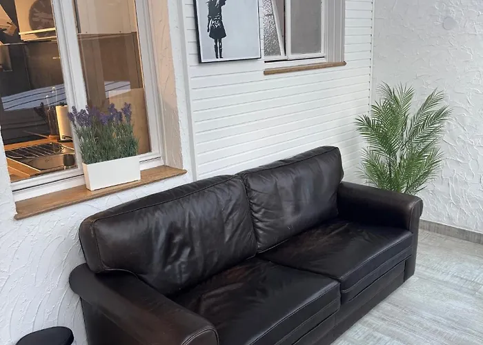 Appartamento Frankfurter 21 Haus - 2 We, 2 Kuechen, 2 Baeder, 6 Sz, 19 Betten Siegburg