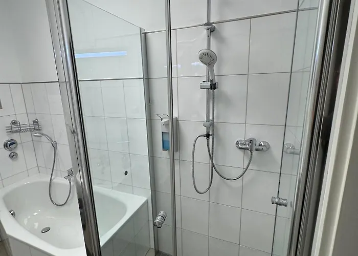 Frankfurter 21 Haus - 2 We, 2 Kuechen, 2 Baeder, 6 Sz, 19 Betten Siegburg