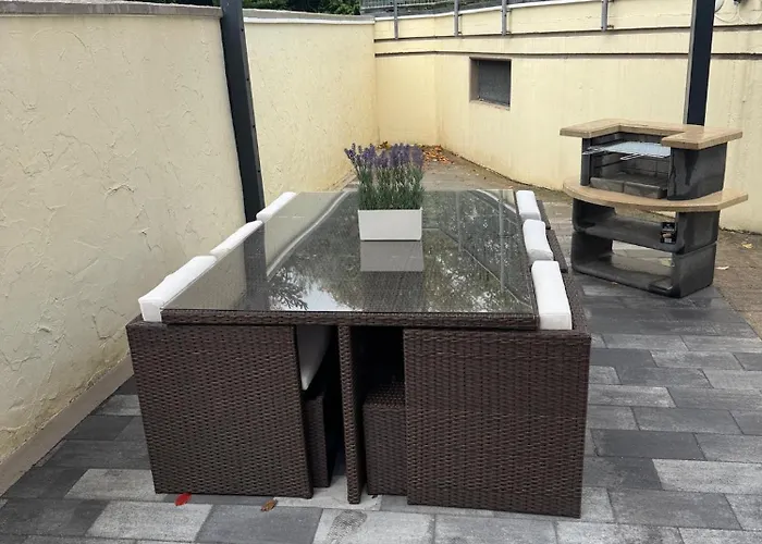 Frankfurter 21 Haus - 2 We, 2 Kuechen, 2 Baeder, 6 Sz, 19 Betten Siegburg